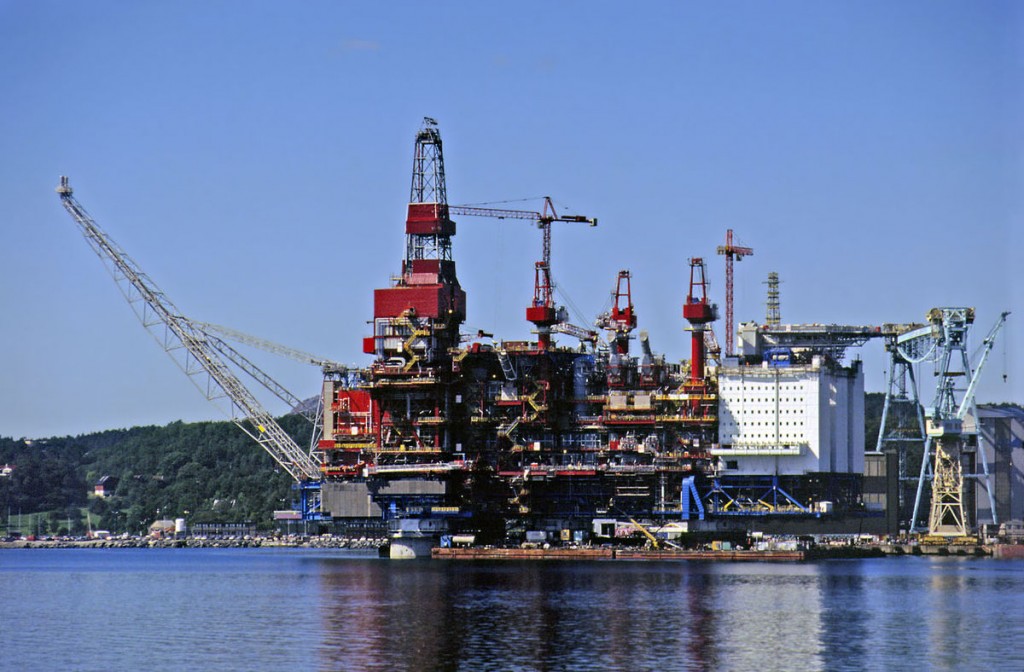 The Statoil's Gullfaks A platform, while under constructionBy www.rodjonesphotography.co.uk, CC BY 2.0, Link