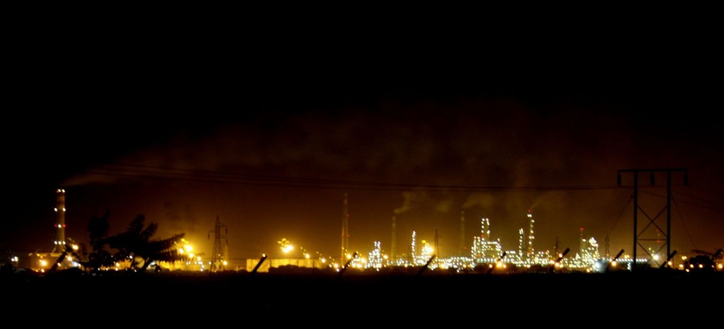 The Essar oil refinery at VadinarBy Abhisek Sarda - http://www.flickr.com/photos/reallynuts/3009991726/, CC BY 2.0, https://commons.wikimedia.org/w/index.php?curid=27368149