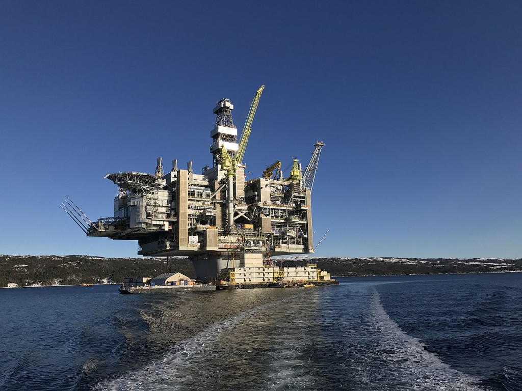 The Hebron Oil Platform before being put on track (By Shhewitt - Own work, CC BY-SA 4.0, Link)