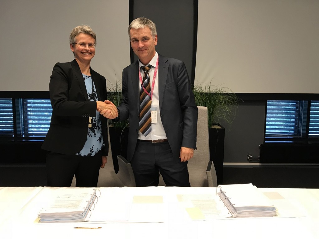 Rannfrid Skjervold (left), vice president supply chain Equinor, and Karl-Erik Johannessen, operations manager Transocean. (Photo: Kjetil Eide)