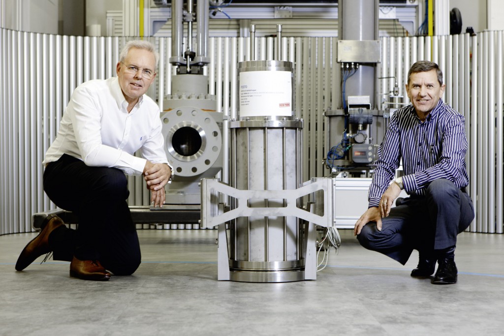Folkert Hettinga (Festo) and Willem van Rijs (SGSI)Photo © Sam Rentmeester . 20180828 . Festo / Shell, actuator, Folkert Hettinga, Festo Delft