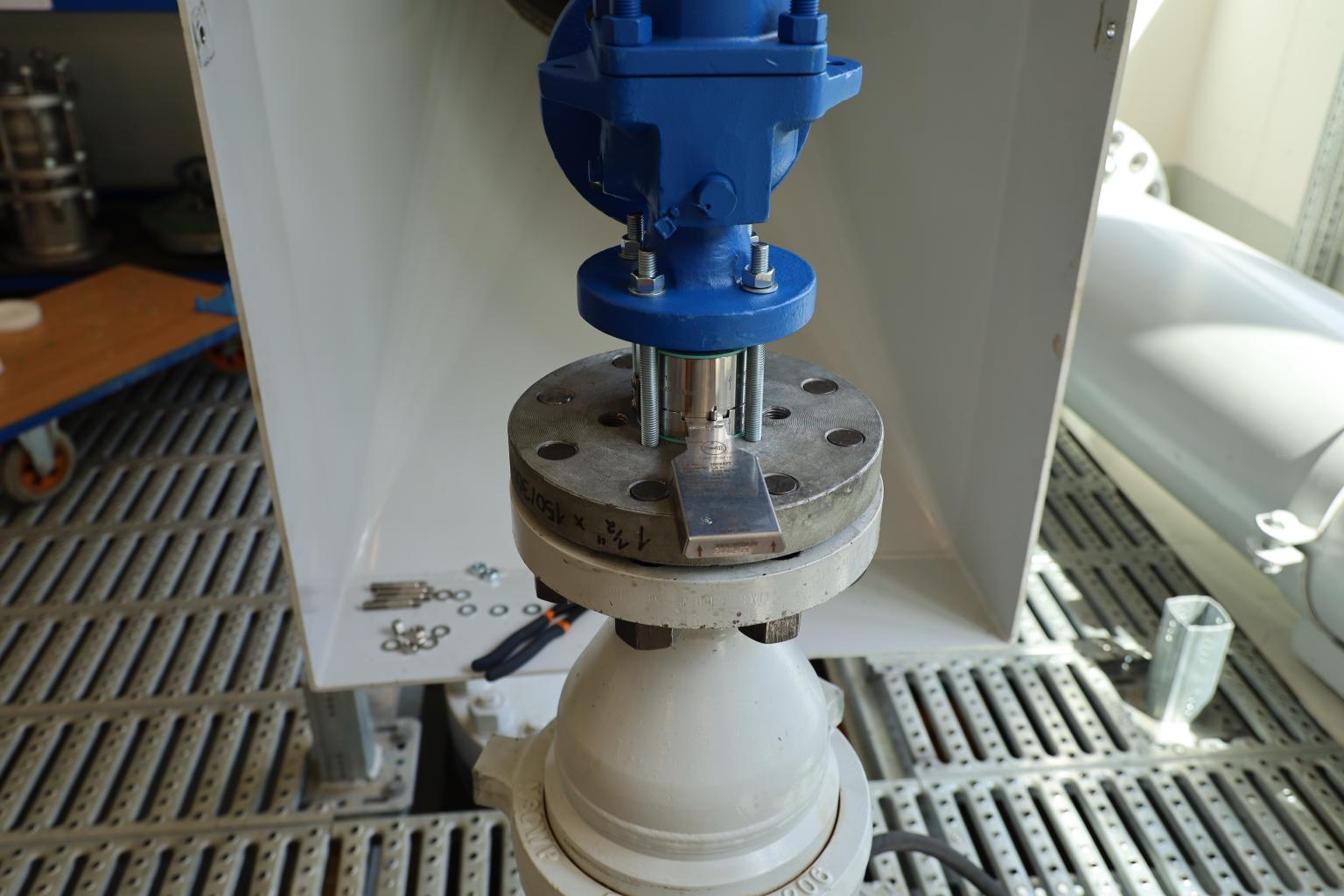 Bursting discs combined with safety valves the best of two worlds