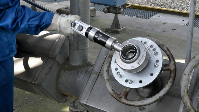 power-wrench-portable-actuator-close-up.jpg